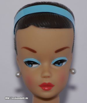 2010 Barbie and Her Wig Wardrobe - Fashion Queen Repro Barbie #R9524