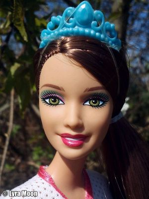 2011 Barbie Princess Charm School -      School Girl Hadley #V8702