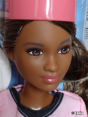 2017 Barbie Careers - Cupcake Chef (Petite) DVF54