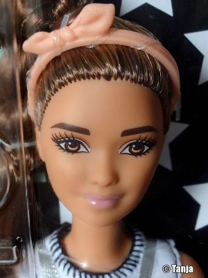 2017 Fashionistas #62 Barbie DYY92