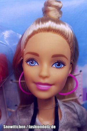 2017 Pink Passport - N.Y.C. Hot Dog Stand Barbie FLB32