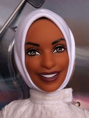 2018  Ibtihaj Muhammad Barbie FJH67