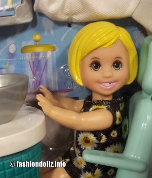 2019 You can be anything - Dentist Barbie Playset FXP16