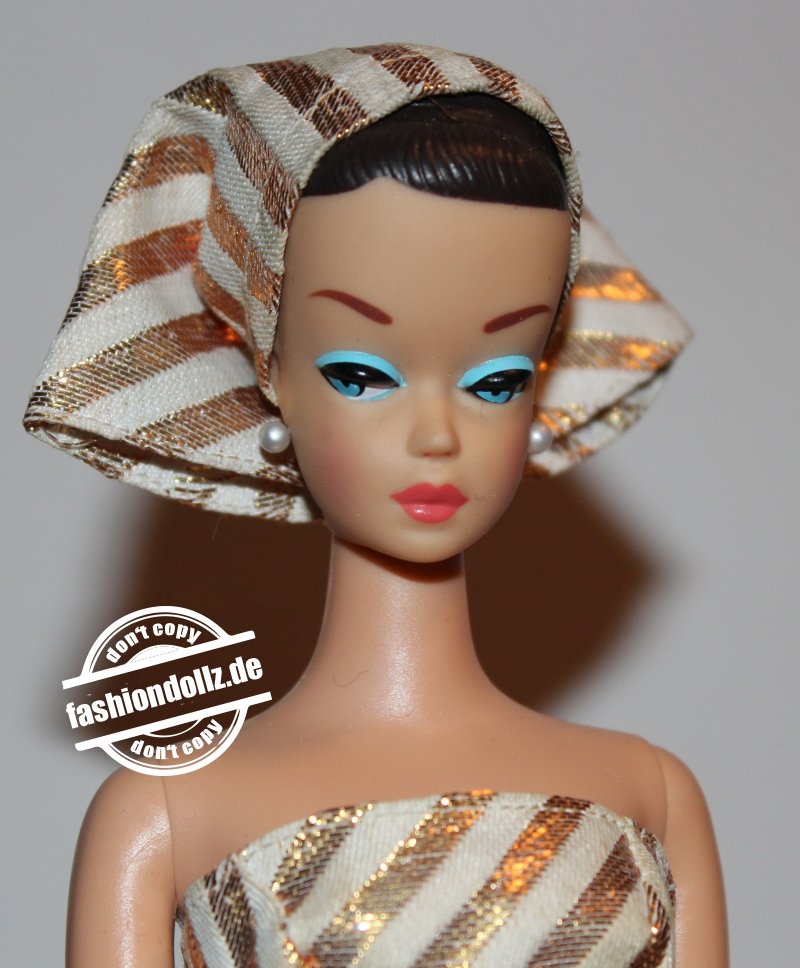 2010 Barbie and Her Wig Wardrobe - Fashion Queen Repro Barbie #R9524