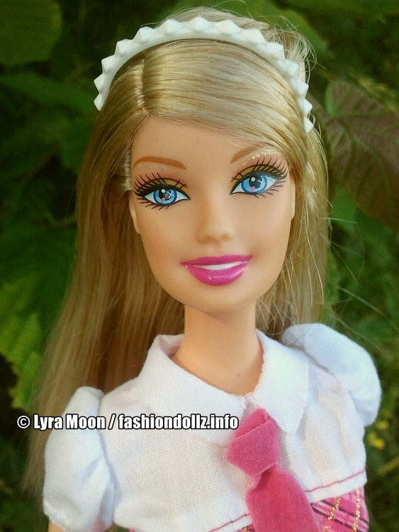 2011 Barbie Princess Charm School - Schoolgirl Blair V8701