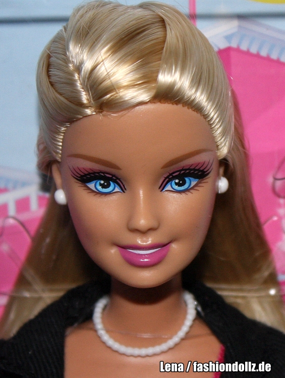 2013 I can be... - Ich wäre gern... Kanzlerin Barbie BDD64 (2)
