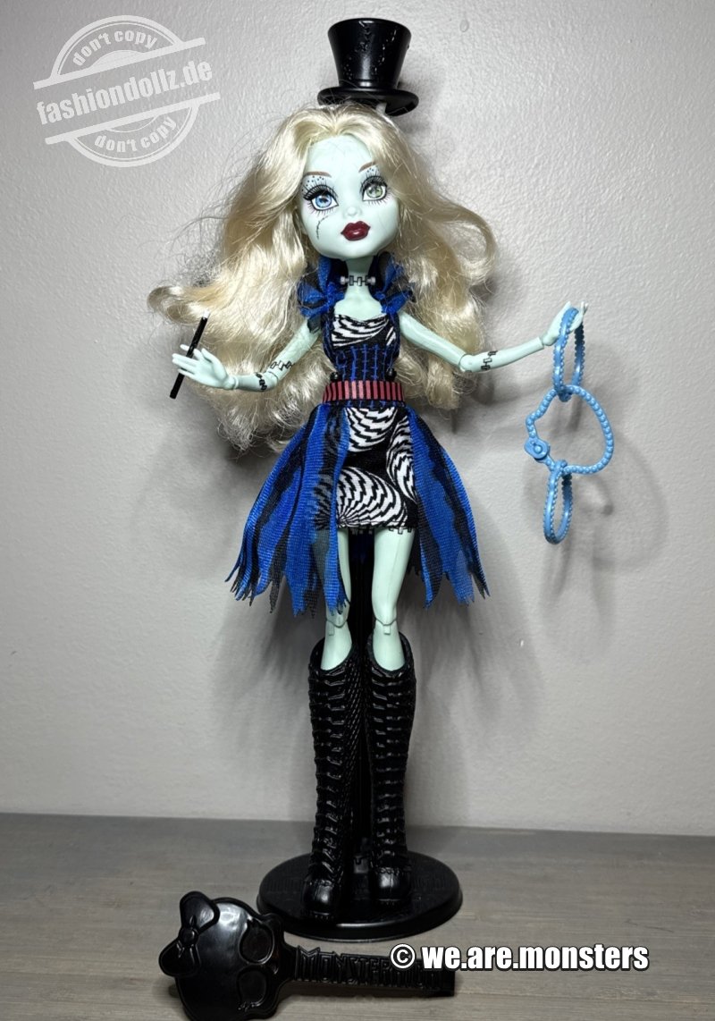 2015 Monster High - Freak Du Chic - Frankie Stein  #CHX98