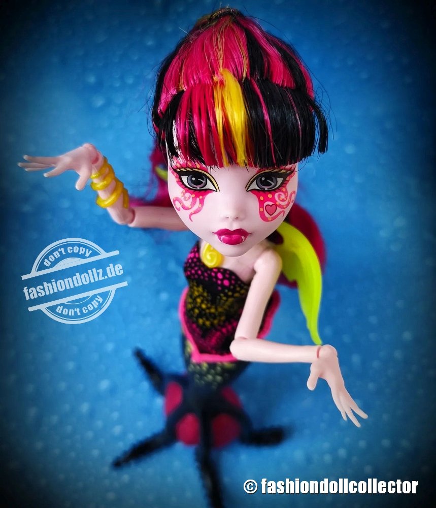 2015 Monster High Great Scarrier Reef Glowsome Ghoulfish Draculaura DHB54