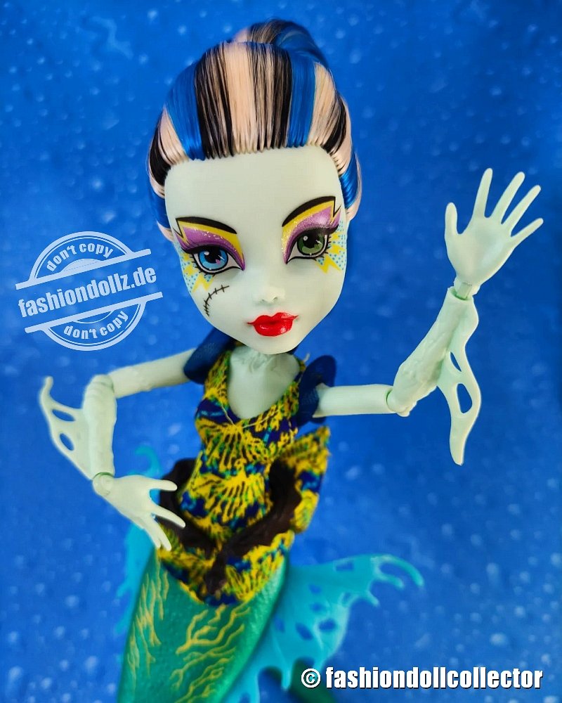 2015 Monster High Great Scarrier Reef Glowsome Ghoulfish Frankie Stein DHB55