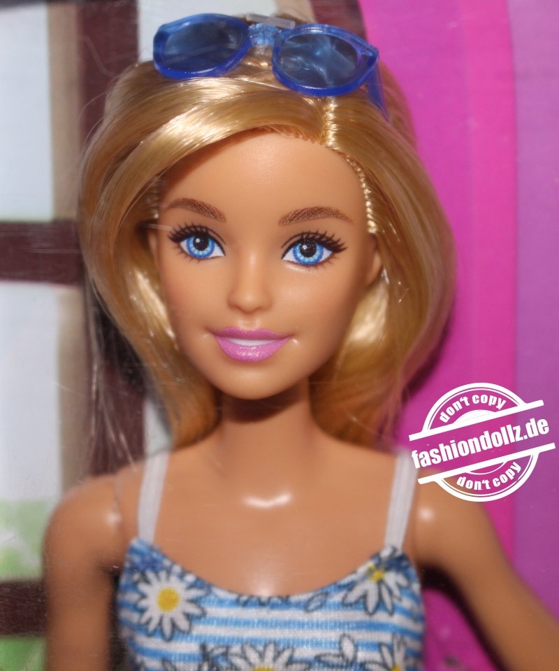 2019 Barbie with Fashions & Accessories GDJ40