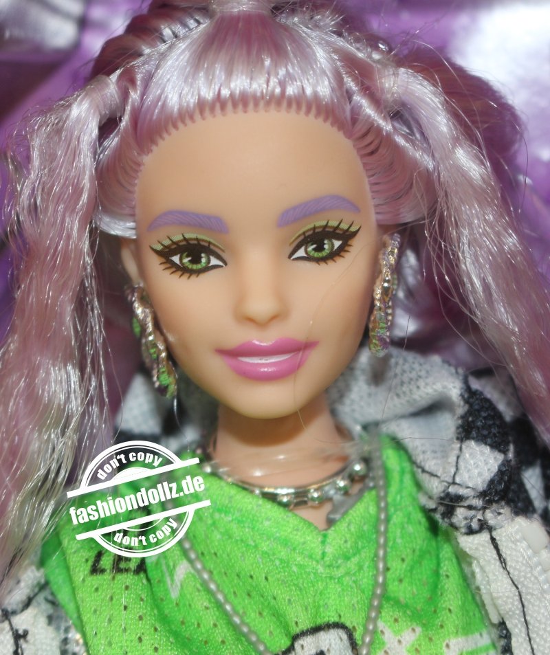 2022 Barbie Extra No. 18 #HHN10