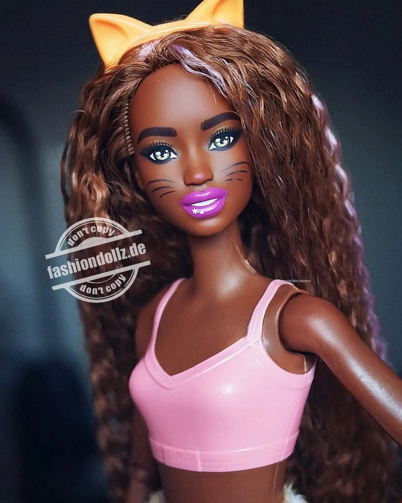2022 Cutie Reveal Kitty Barbie HHG20