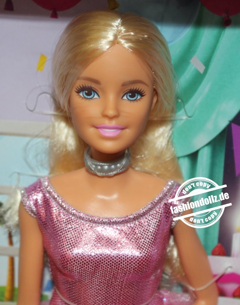 2018 Happy Birthday Barbie with present GDJ36