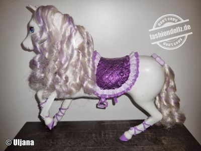 2010 Barbie in a Fashion Fairytale Dream Carriage Horse   T4894