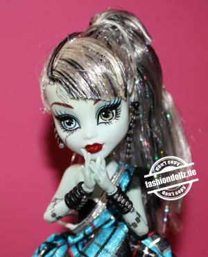 2011 Monster High Sweet 1600 Frankie Stein #W9190