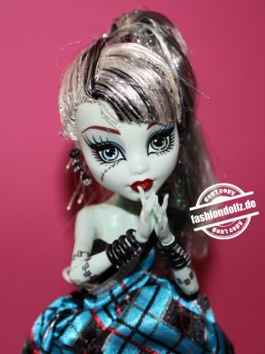 2011 Monster High Sweet 1600 Frankie Stein # W9190