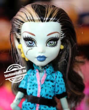 2012 Monster High Scaris: City of Frights Frankie Stein #Y0380