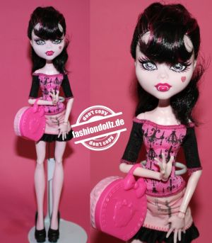 2012 Monster High Scaris City of Frights Draculaura #  Y0396