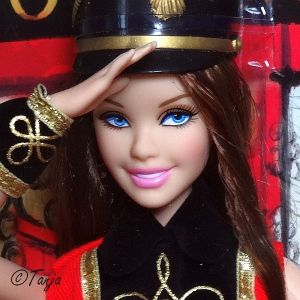 2013 FAO Schwarz Barbie, bruntte X8278