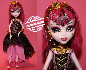 2013 Monster High 13 Wishes - Haunt the Casbah Draculaura #   Y7703