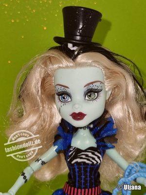 2015 Monster High - Freak Du Chic - Frankie Stein #CHX98