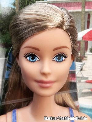 2018 Beach Barbie FJD97