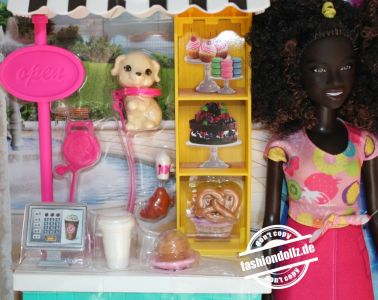 2022 Barbie "Life in the City" Robyn + Cafe Playset #        HGX54