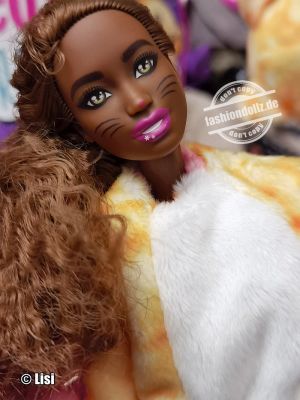 2022 Cutie Reveal Kitty Barbie    HHG20