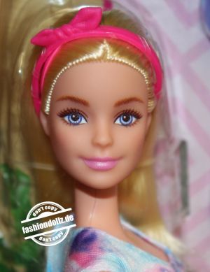 2022 Sparkle Mask Spa Day Barbie HCM82     