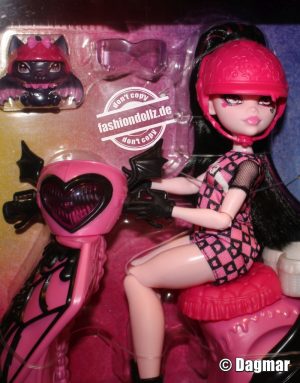 2025 Monster High - Draculaura Vamptastic Scooter     #JDR61