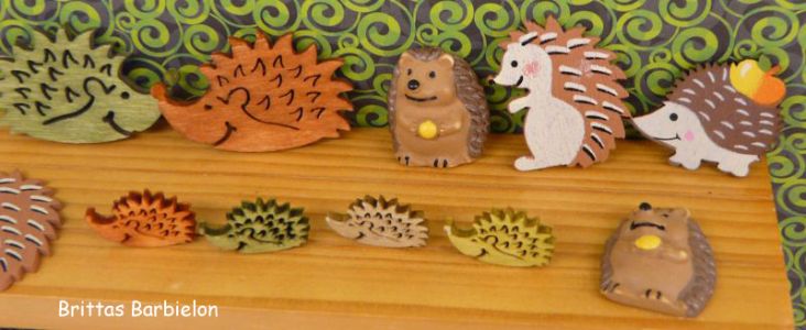 Waldtiere in Barbielon - große Igel-Figuren von "Schleich" (Höhe großer Igel ca. 3,5), kleiner Igel rechts von "Playmobil", Igelgruppe Dekoteile